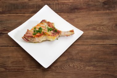 Domuz loin rustik masada yemek kemiği üzerinde ızgara