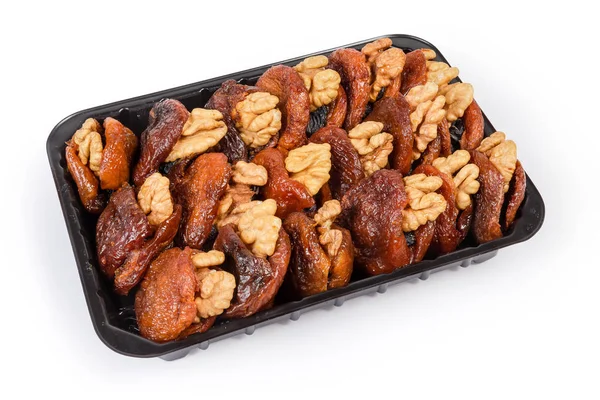 Суховатые абрикосы с грецкими орехами в пластиковой упаковке — стоковое фото