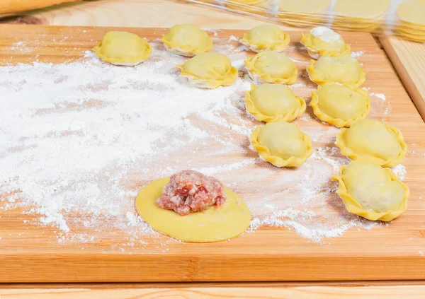 Boulettes de viande maison sur la planche à découper pendant la préparation — Photo