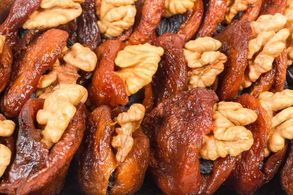 Суховатые абрикосы с орехами и изюмом крупным планом — стоковое фото