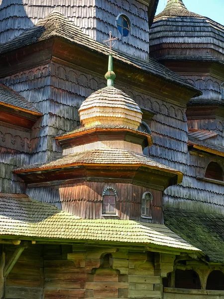 Fragment av antika trä St. Georges kyrka, Drohobytj, Ukraina — Stockfoto