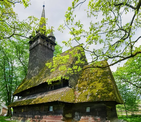 Igreja de madeira gótica antiga com torre na aldeia Krainykovo, Ucrânia — Fotografia de Stock