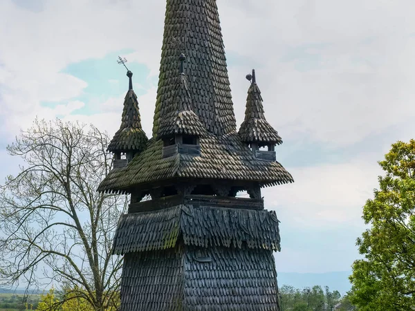 Fragment av tornet av gotiska kyrkan i byn Sokyrnytsia, Ukraina — Stockfoto