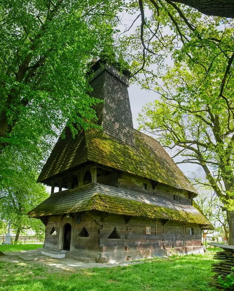 Starożytne gotycki kościół drewniany z wieżą, w miejscowości Krainykovo, Ukraina — Zdjęcie stockowe