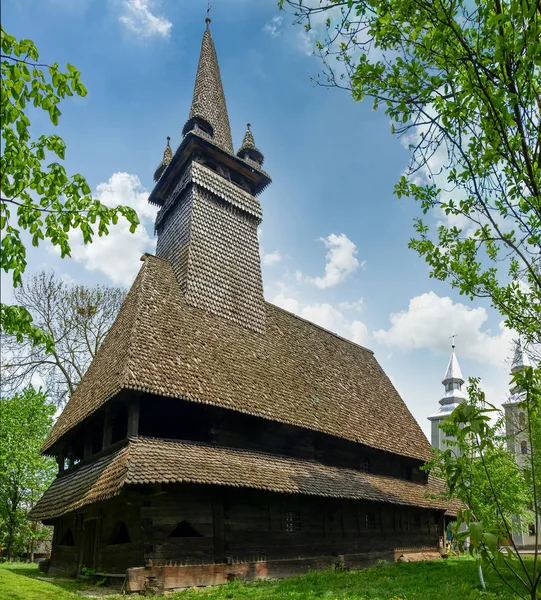 Eglise gothique en bois avec tour dans le village Sokyrnytsia, Ukraine — Photo