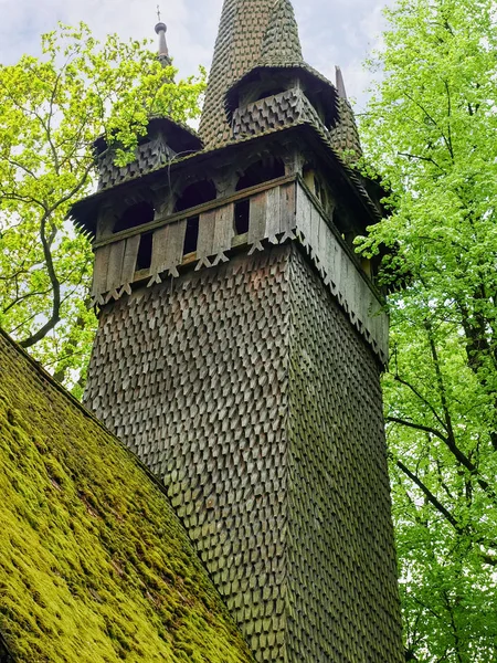 Fragment věž gotický kostel ve vesnici Krainykovo, Ukrajina — Stock fotografie