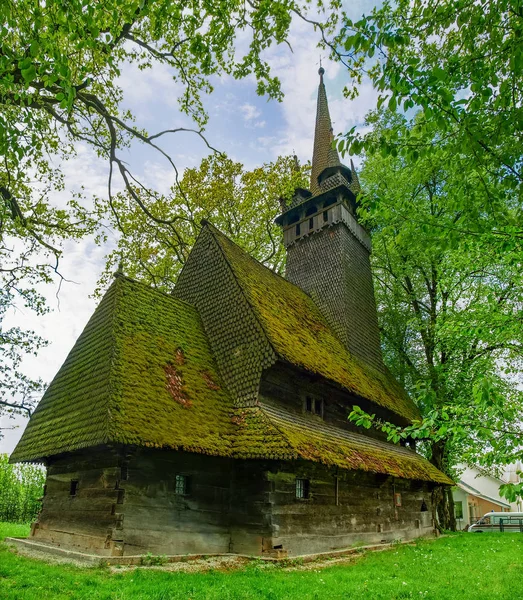 Starověké gotický dřevěný kostel s věží v obci Krainykovo, Ukrajina — Stock fotografie