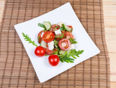 Taze kiraz domates, mozzarella, Roka salata üst görünümü