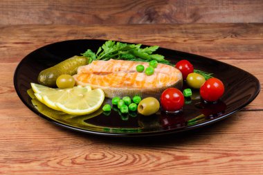 Kutup karakteri, limon, siyah çanak sebze ızgara biftek 