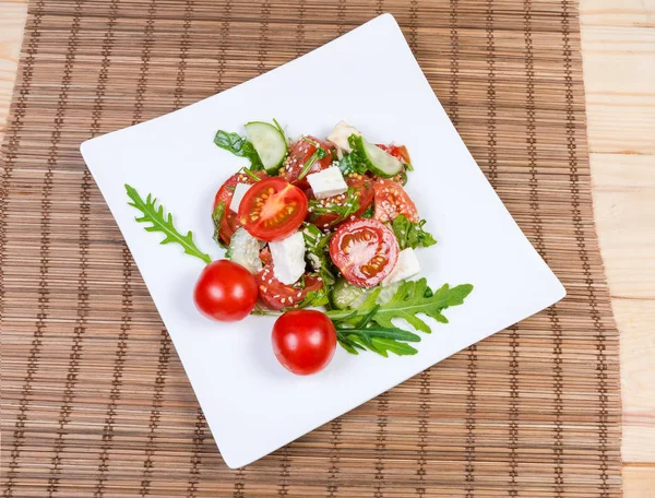 Vista superior da salada de tomates cereja frescos, mussarela, arugula — Fotografia de Stock