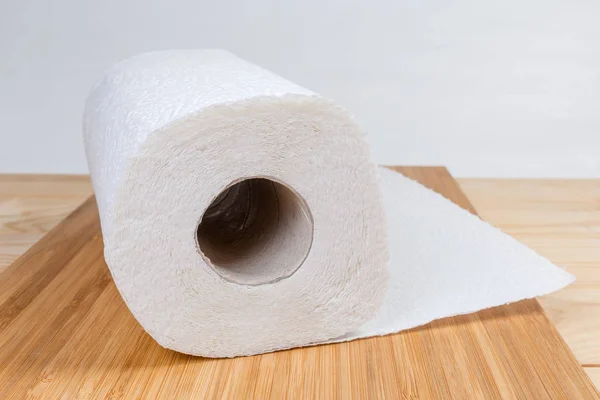 Rollo de toallas de papel en la superficie de madera primer plano — Foto de Stock