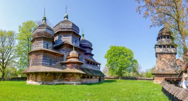 Çan Kulesi ile ahşap St George Kilisesi. Drohobych, Ukrayna