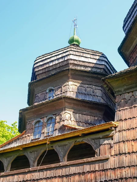 Starożytny drewniany kościół św Jerzego, fragment elewacji. Drohobych, Ukraina — Zdjęcie stockowe