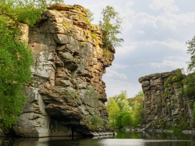 Düz nehrin iki kıyısında kayaların sarkan