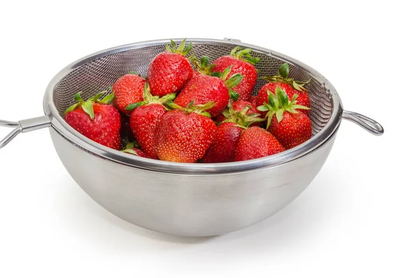 Gewaschene Erdbeeren in Sieb und Schüssel aus Edelstahl — Stockfoto