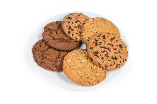 Vários biscoitos de baixa em prato em um contexto branco — Fotografia de Stock