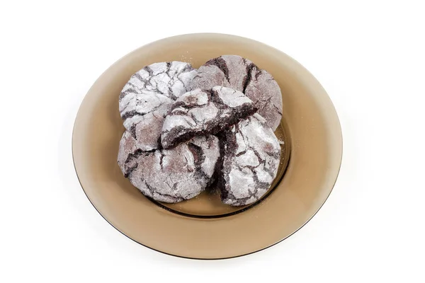 Okrągłe ciasteczka Brownie na danie na białym tle — Zdjęcie stockowe
