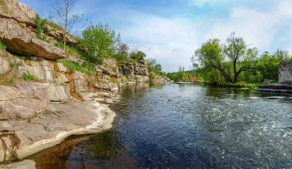 Panorama říčního úseku s skalnatým pobřežím — Stock fotografie