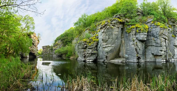 Obyčejná řeka v kaňonu s příkrými skalnatými okraji — Stock fotografie