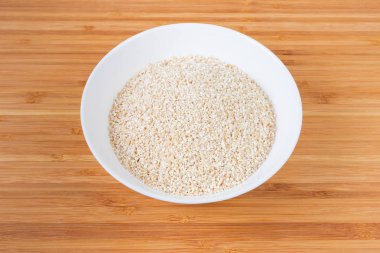 Beyaz kase de pişmemiş arpa groat