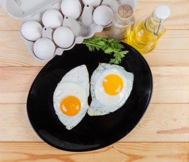 Kızarmış yumurta güneşli tarafı yukarı çanak ve malzemelerle hazırlanan