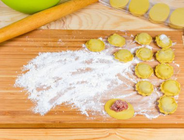 Hazırlık sırasında kesme tahtası üzerinde ev yapımı et köfte