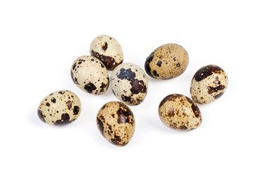 Beyaz arka planda bıldırcın yumurtaları.