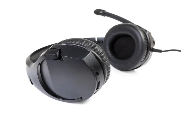 Auriculares con cable negro con auriculares de tamaño completo de cerca — Foto de Stock