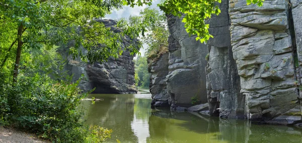 Obyčejná řeka v kaňonu s převislými kameny na dvou březích — Stock fotografie
