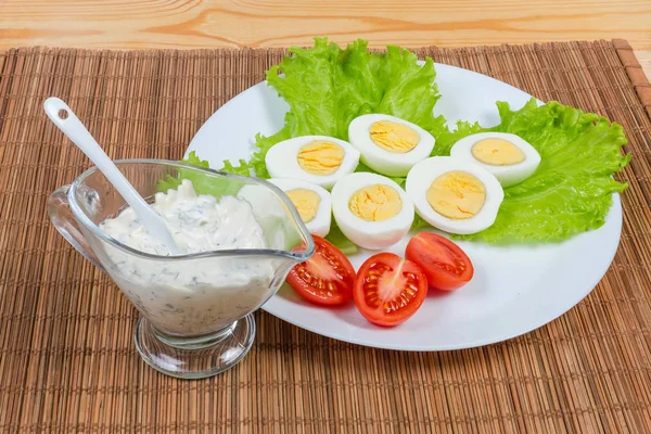 Moitiés d'œufs de poule, de laitue, de tomates et de mayonnaise bouillies — Photo