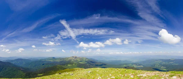 Horské pohoří východních Karpat, výhled z Mount Hoverla — Stock fotografie