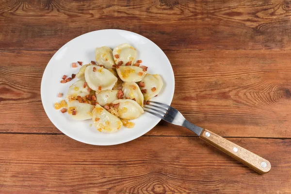 Bolinhos recheados cozidos com sabor a bacon frito e cebola, garfo — Fotografia de Stock