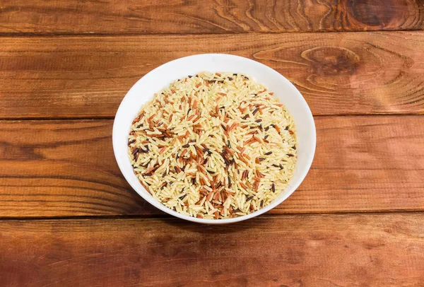 Mistura de arroz diferente não cozido em tigela na mesa rústica — Fotografia de Stock