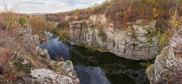 Pohled na kaňon s řekou dole — Stock fotografie