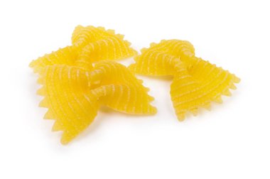 Beyaz arka planda birkaç pişmemiş farfalle makarna yakın çekim