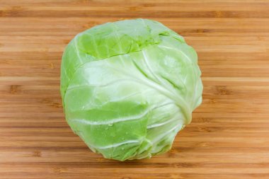 Ahşap bir yüzeyüzerinde genç beyaz lahana Başkanı