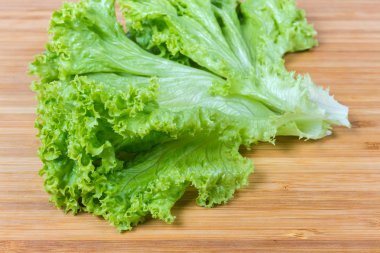 Marul ahşap bir yüzey üzerinde yakın çekim bırakır