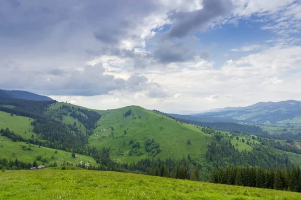 Karpatlar'da vadinin yamaçlarında dağılmış dağ köyü — Stok fotoğraf