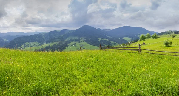 Cordilleras con pajar cercado en primer plano — Foto de Stock