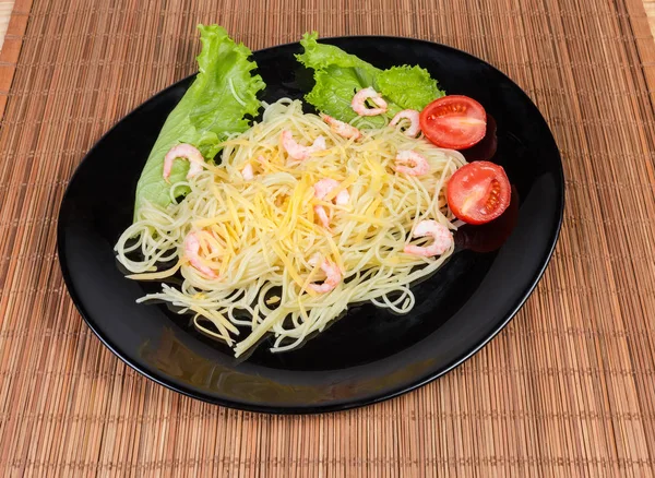 Cooked Spaghetti pasta with shrimps, cheese, cherry tomatoes — Stock Photo, Image