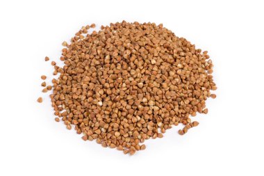 Beyaz arka plan üzerinde pişmemiş önceden buğulanmış karabuğday groats kazık