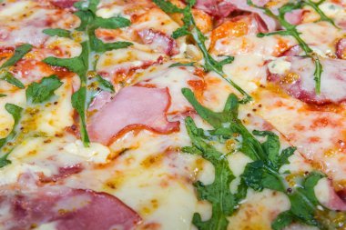 Jambon ve arugula ile pişmiş pizza Arka Plan
