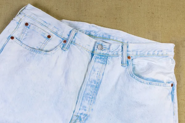 Fragment av toppen av den vita artificiellt åldrade jeans — Stockfoto