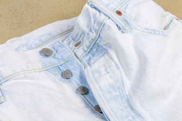 Fragment av toppen av den vita artificiellt åldrade jeans — Stockfoto