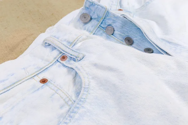 Fragmento do topo de jeans coloridos artificialmente envelhecidos — Fotografia de Stock