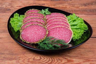 Dilimler salam biber ve parmesan kabuk siyah çanak ile
