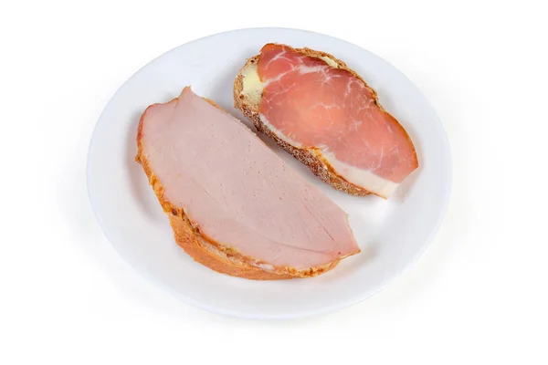Ανοικτό σάντουιτς με καπνιστό και παστό χοιρινό στο πιάτο — Φωτογραφία Αρχείου