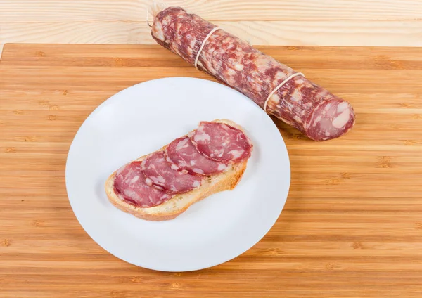 Sandwich aperto con salsiccia stagionata e salsiccia non affettata — Foto Stock