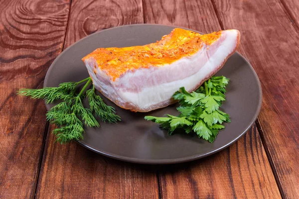 Stück gekochter Schweinebauch auf Gericht mit Gemüse — Stockfoto