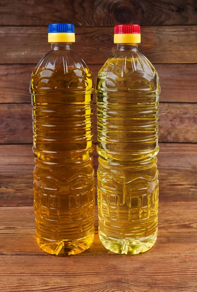 Unraffiniertes kaltgepresstes und raffiniertes Sonnenblumenöl in zwei Flaschen — Stockfoto